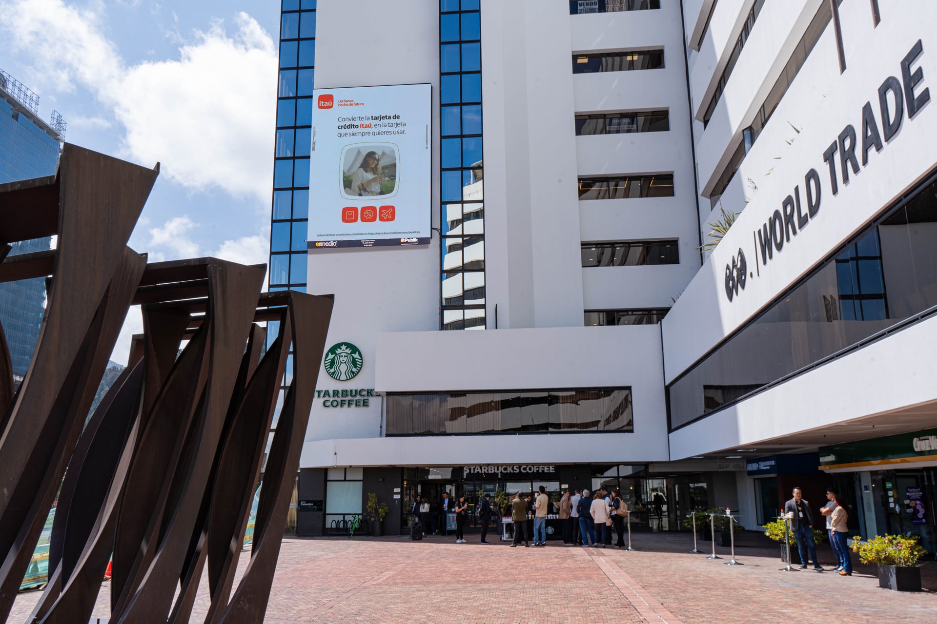 Esta innovadora instalación marca un paso significativo en la evolución del Digital Out of Home (DOOH), proporcionando una plataforma de alto impacto para la publicidad y la comunicación digital.