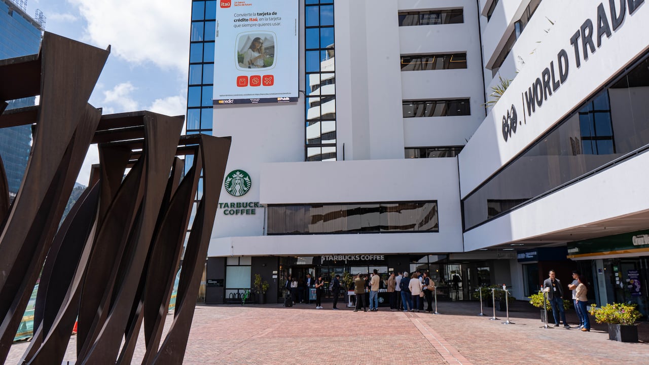 Esta innovadora instalación marca un paso significativo en la evolución del Digital Out of Home (DOOH), proporcionando una plataforma de alto impacto para la publicidad y la comunicación digital.