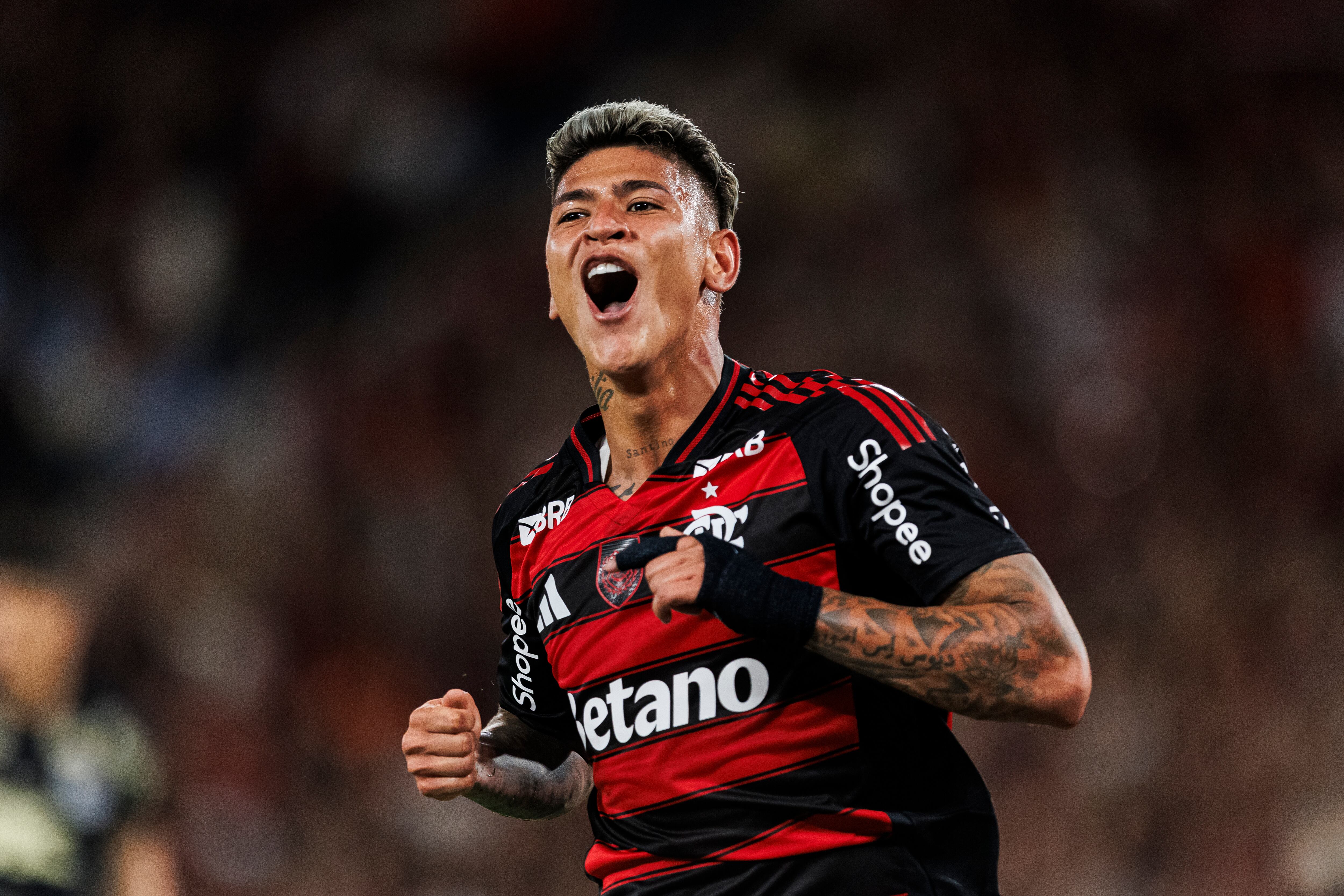 RIO DE JANEIRO, BRAZIL - NOVEMBER 9: Jorge Carrascal of Flamengo celebrates after scoring his team's second goal during the Campeonato Brasileiro Serie A match between Flamengo and Santos at Maracana Stadium on November 9, 2025 in Rio de Janeiro, Brazil. (Photo by Daniel Castelo Branco/Eurasia Sport Images/Getty Images)