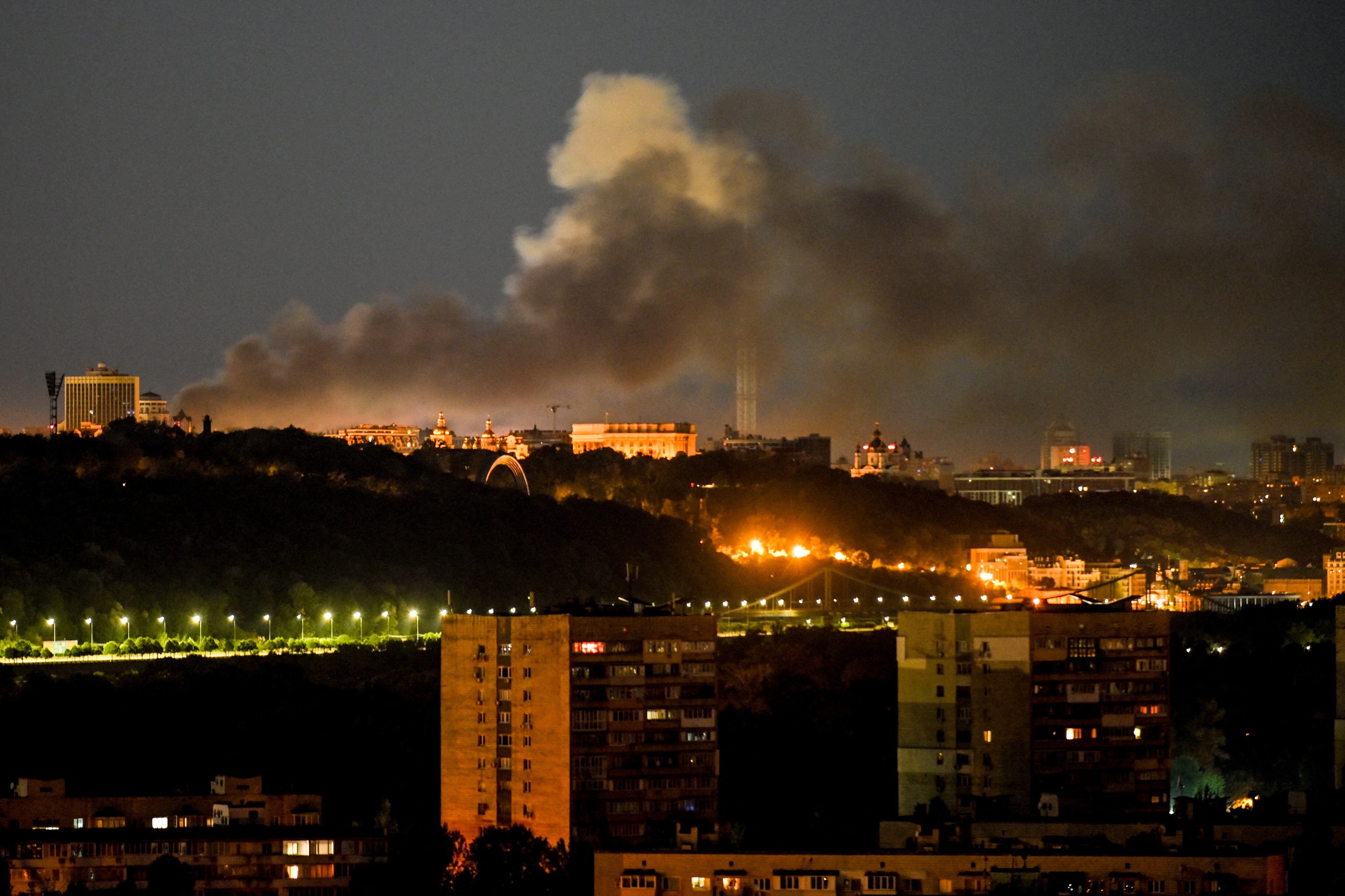 Esta fotografía muestra una densa columna de humo que se eleva de un incendio durante los ataques con drones y misiles en Kiev el 2 de junio de 2026, en medio de la invasión rusa de Ucrania
