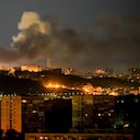 Esta fotografía muestra una densa columna de humo que se eleva de un incendio durante los ataques con drones y misiles en Kiev el 2 de junio de 2026, en medio de la invasión rusa de Ucrania