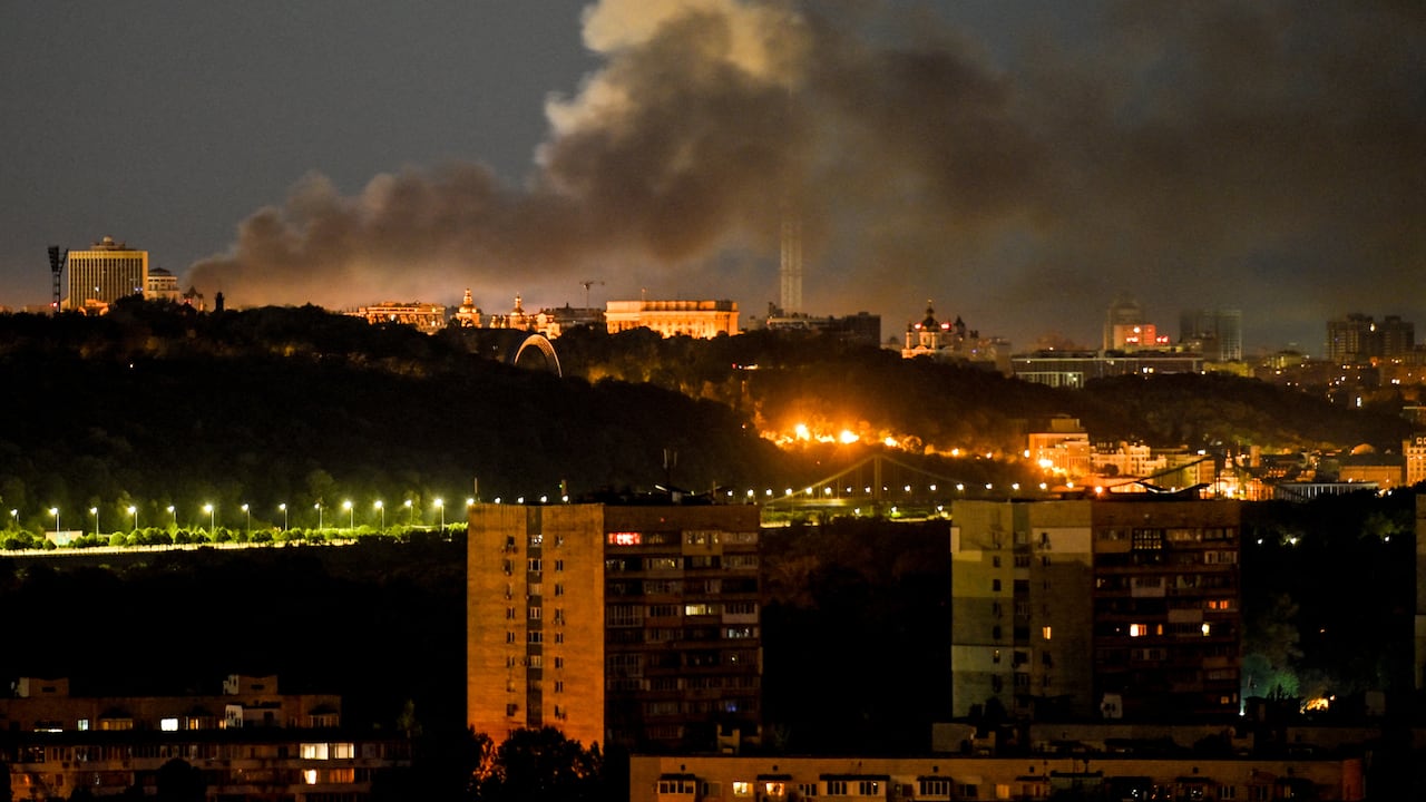 Esta fotografía muestra una densa columna de humo que se eleva de un incendio durante los ataques con drones y misiles en Kiev el 2 de junio de 2026, en medio de la invasión rusa de Ucrania