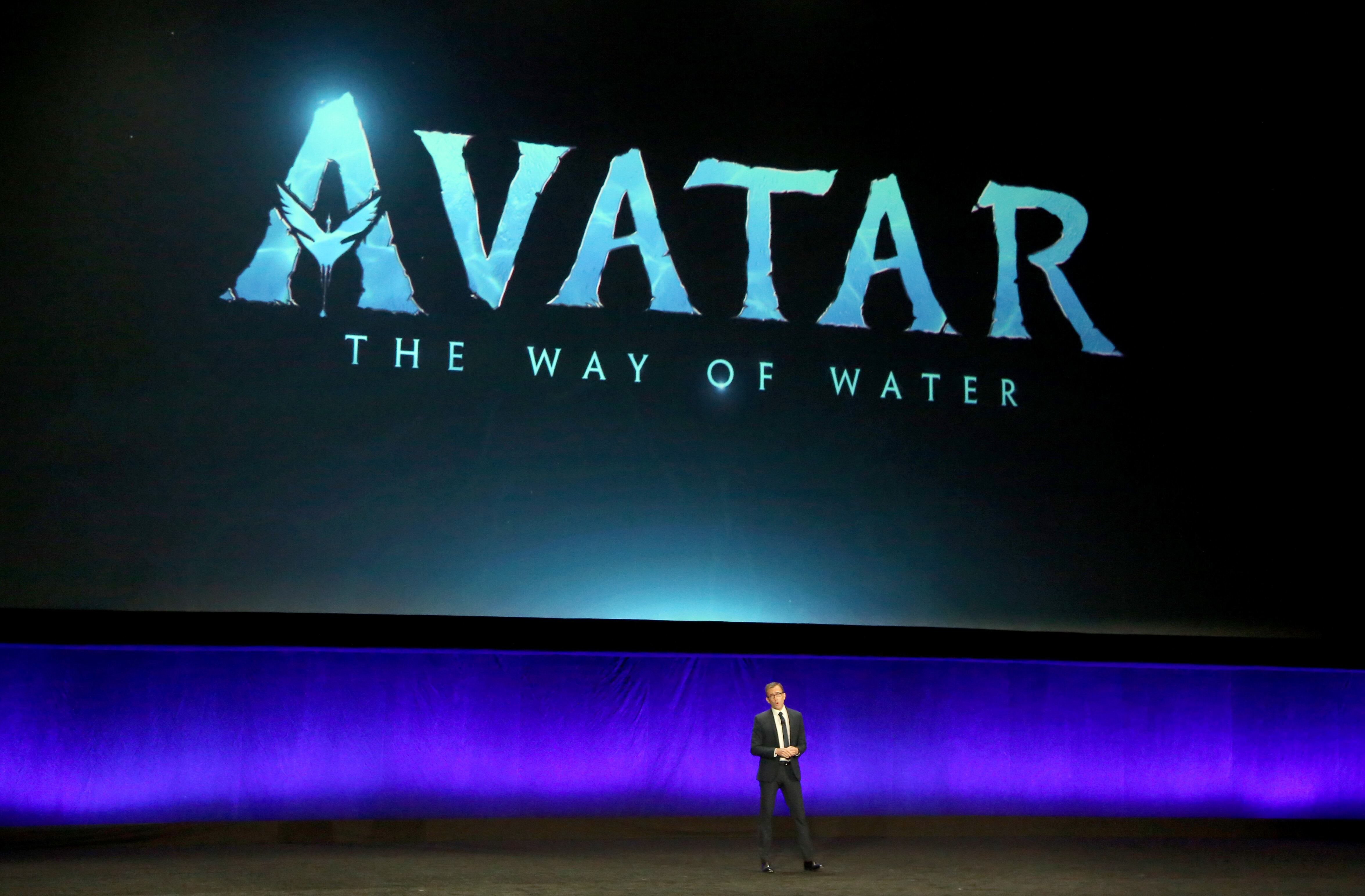LAS VEGAS, NEVADA - 27 DE ABRIL: El vicepresidente ejecutivo de distribución teatral de Walt Disney Studios, Tony Chambers, habla sobre la próxima película de 20th Century Studios "Avatar The Way of Water" durante la presentación especial de The Walt Disney Studios en Caesars Palace durante CinemaCon 2022. (Photo by Gabe Ginsberg/WireImage)