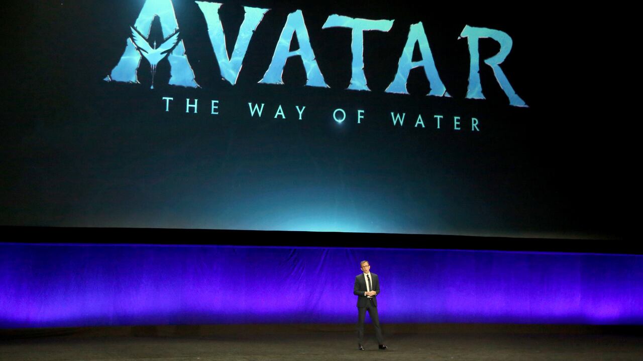 LAS VEGAS, NEVADA - 27 DE ABRIL: El vicepresidente ejecutivo de distribución teatral de Walt Disney Studios, Tony Chambers, habla sobre la próxima película de 20th Century Studios "Avatar The Way of Water" durante la presentación especial de The Walt Disney Studios en Caesars Palace durante CinemaCon 2022. (Photo by Gabe Ginsberg/WireImage)
