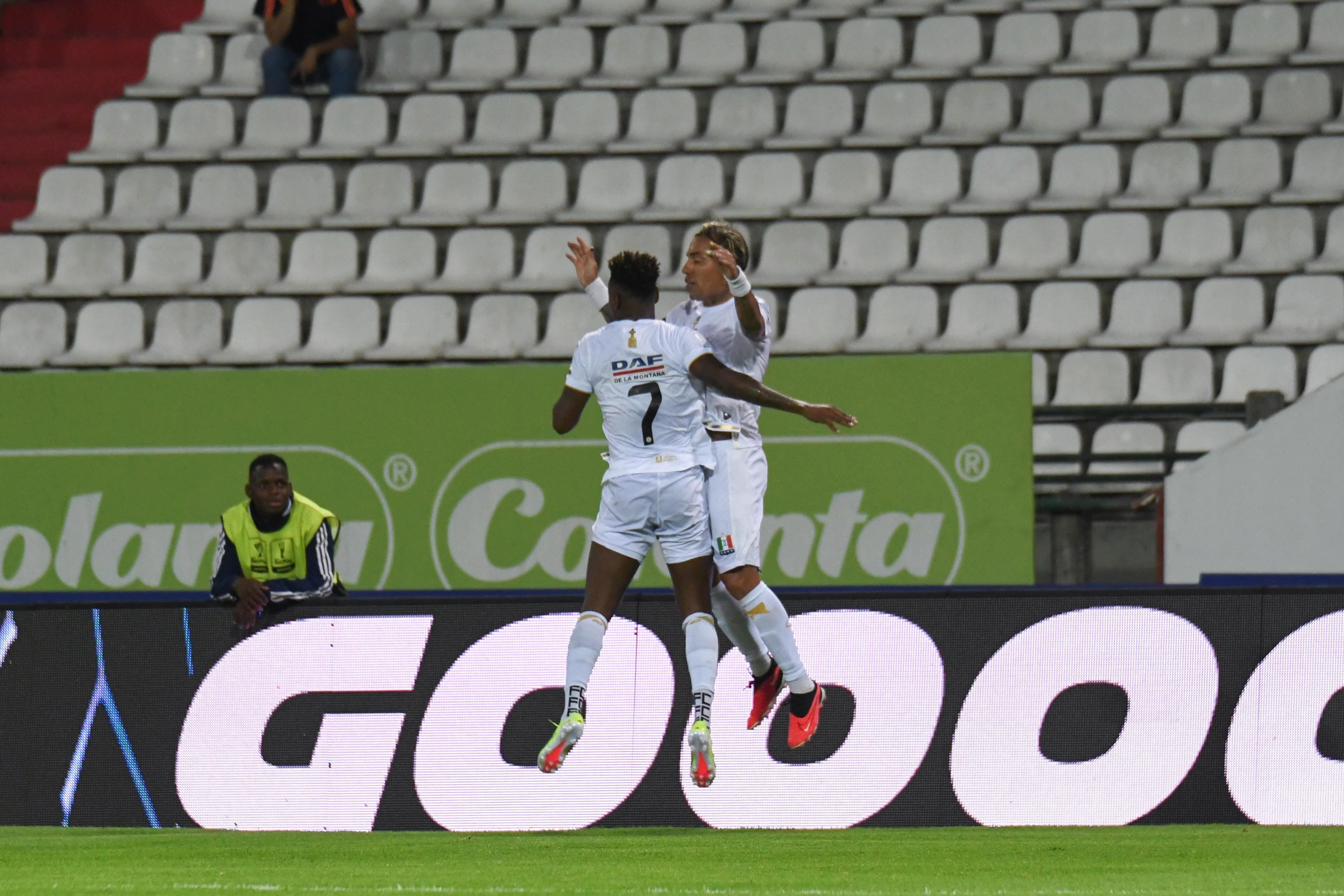 Dayro Moreno celebra con Gustavo Torres su gol número 221 en el Fútbol Profesional Colombiano (FPC).