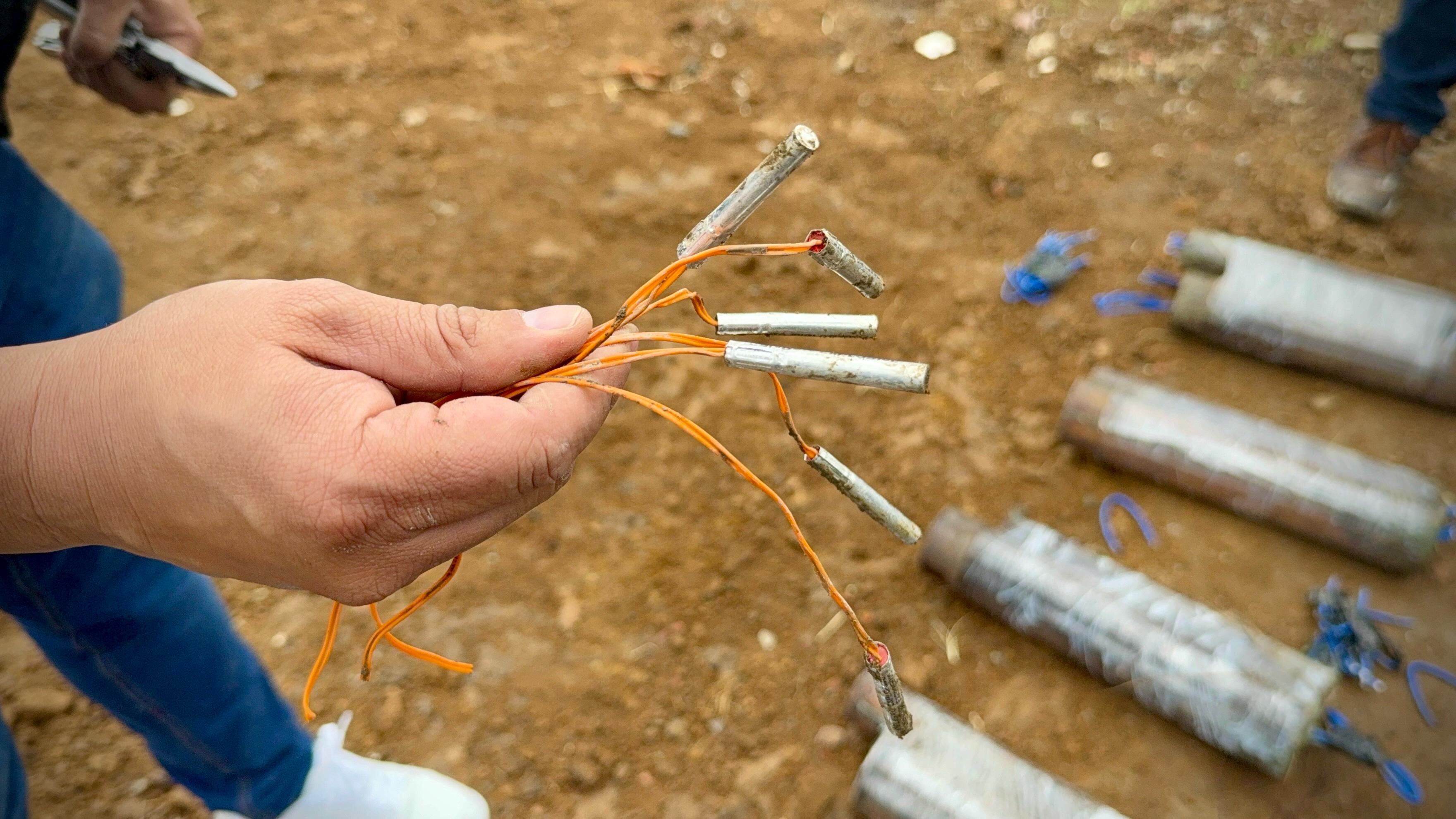 Estos fueron los estopines que usaron en el sistema de activación de las ocho cargas explosivas que instalaron a un costado de una de las carreteras de la Vereda de Torres, al occidente de Popayán.