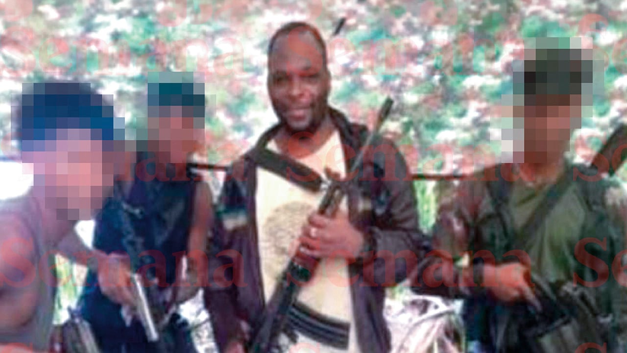 Imágenes obtenidas por equipos de monitoreo aéreo de Estados Unidos captaron la rutina interna y la estructura del campamento del cabecilla Neftalí Riasco Alegría, alias Marcos Pacífico, en selvas del Cauca.