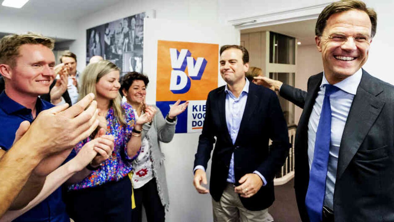 Toda Europa salió a las urnas. En esta imagen, a la derecha, el primer ministro holandés Mark Rutte, celebra con el líder del partido VVD, Malik Azmani.