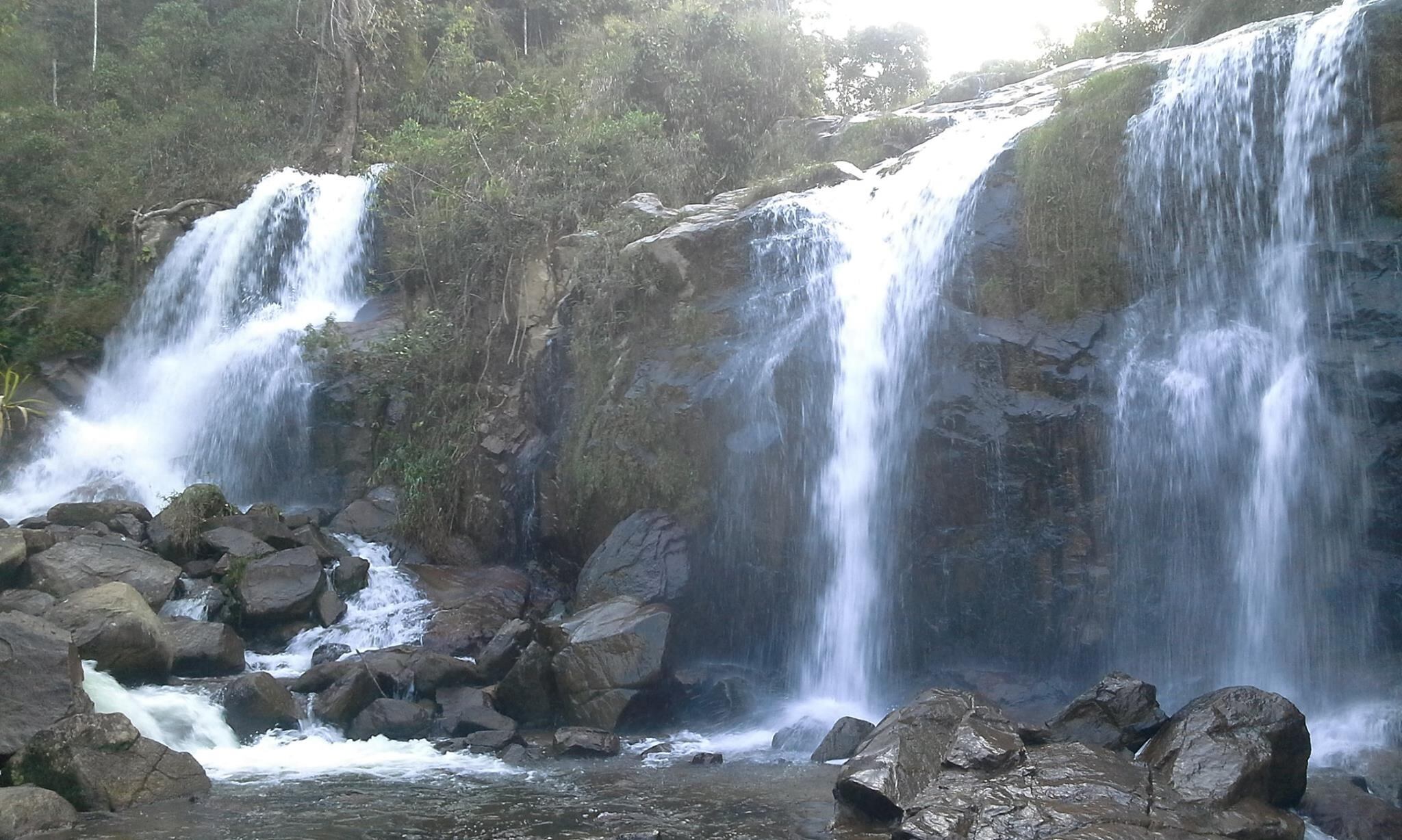Cuenta con varios charcos y cascadas.