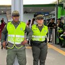 Uniformados de la Policía Nacional se encuentran brindando seguridad en diferentes estaciones del MIO en Cali.