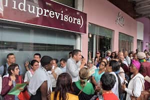 Cientos de Maestros se encuentran a las afueras de la Fiduprevisora en busca de una solución para la entrega de sus medicamentos y órdenes para exámenes con especialistas.