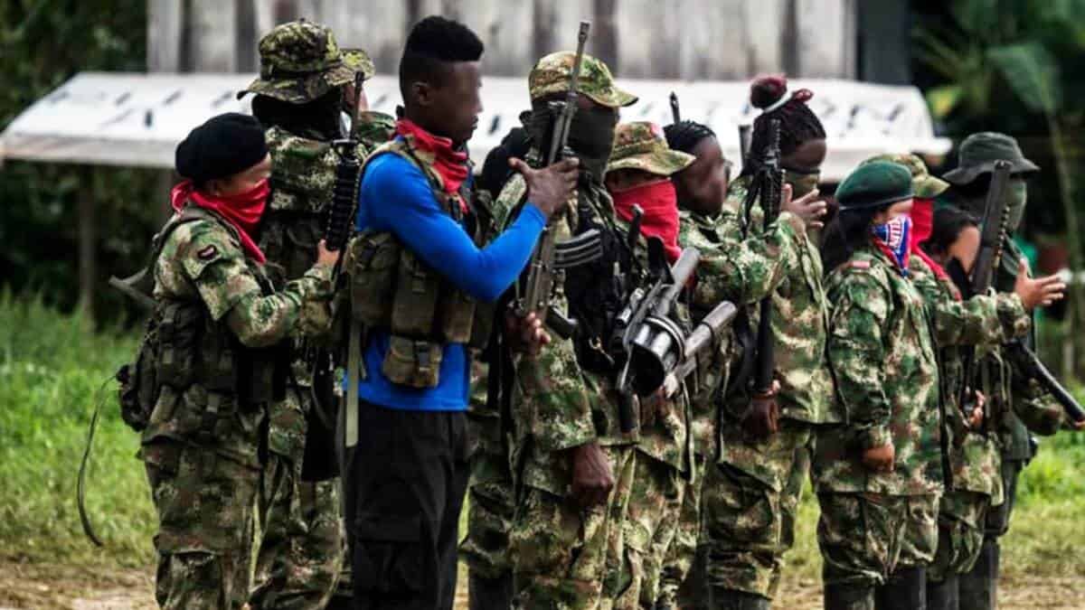 El reclutamiento de niños, niñas y adolescentes, NNA, sigue creciendo en Colombia de manera crítica, e impactando la vida de miles de menores en el país que ven truncada su infancia, sus sueños, sus proyectos de vida. Foto: AFP / El País.