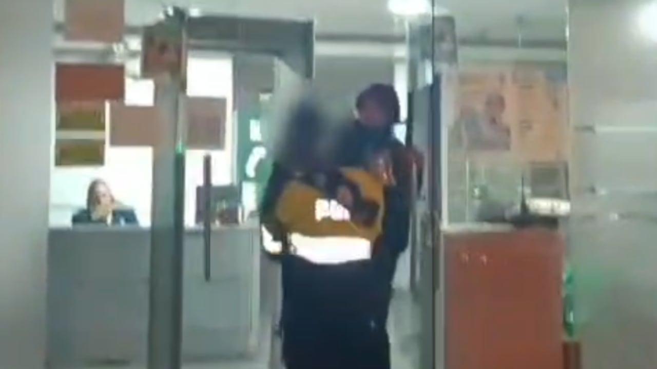 Este es el momento en el que las autoridades atienden a la pequeña.