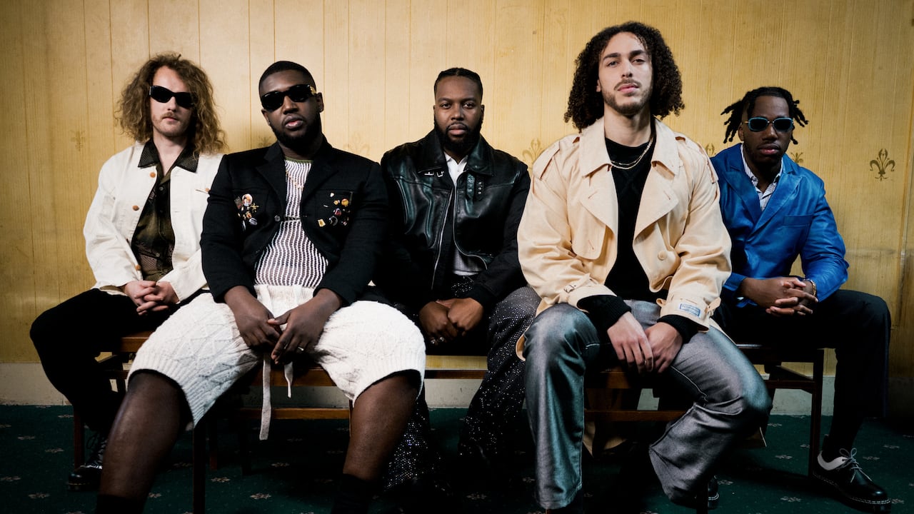 Ezra Collective, cuyo nombre viene del personaje bíblico Esdras, se compone de Joe Armon-Jones en los teclados, Femi Koleoso en la batería, su hermano TJ Koleoso en el bajo, James Mollison en el saxofón e Ife Ogunjobi en la trompeta.