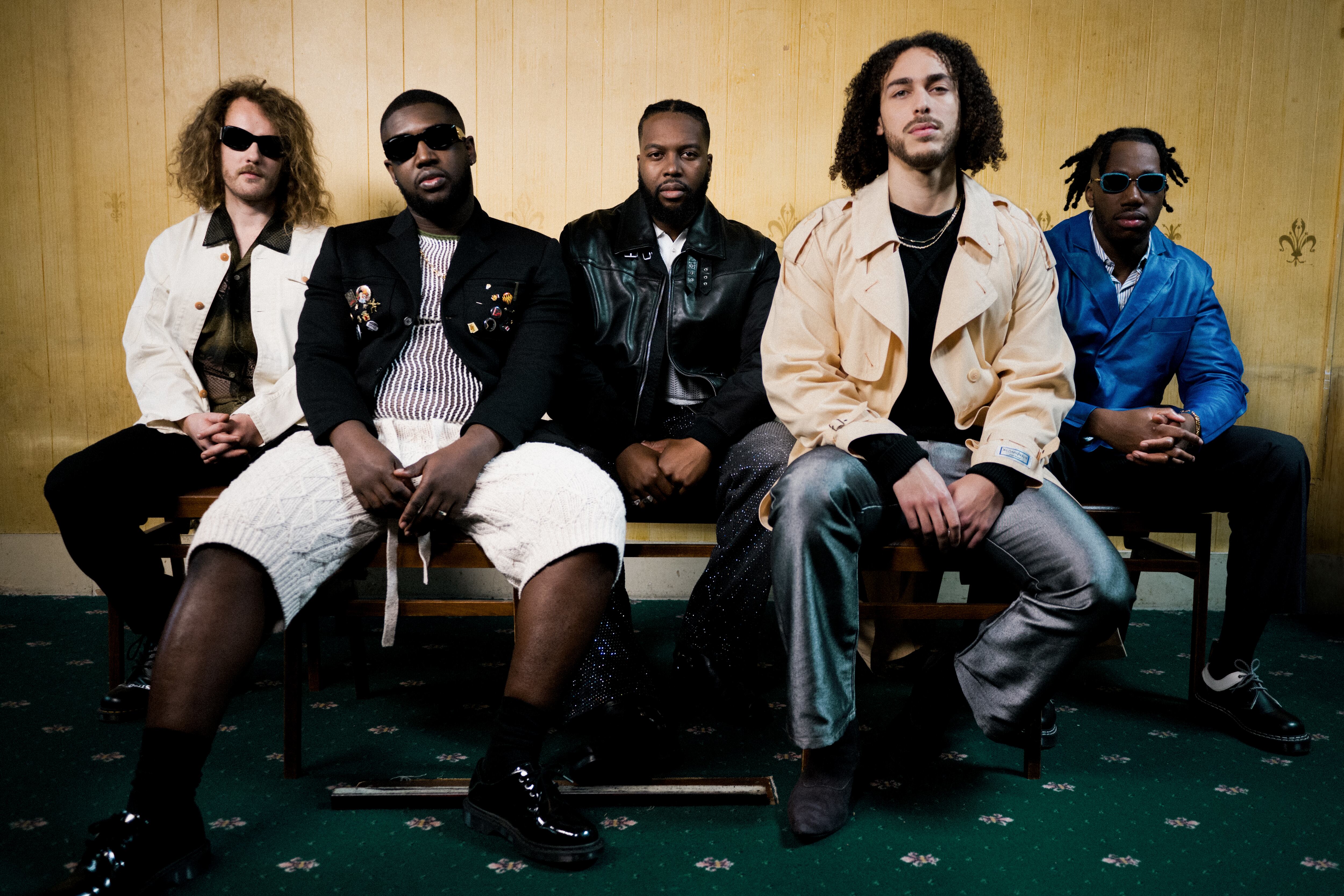 Ezra Collective, cuyo nombre viene del personaje bíblico Esdras, se compone de Joe Armon-Jones en los teclados,  Femi Koleoso en la batería, su hermano TJ Koleoso en el bajo, James Mollison en el saxofón e Ife Ogunjobi en la trompeta.