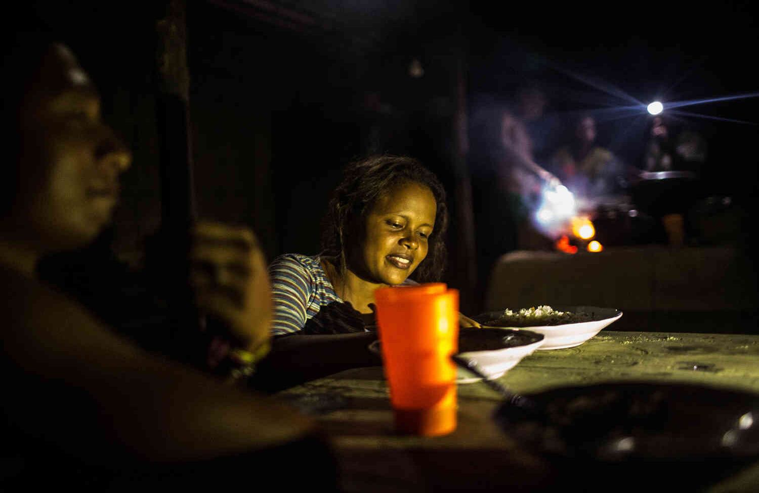 Al final del recorrido desde Macayepo hasta Camaron. Los chicos de Jóvenes forjadores de Paz, discuten los Nuevos desafíos y actividades para el futuro. Mauricio Morales.