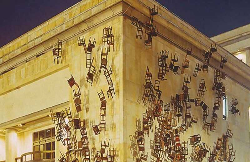 En 2002 la artista Doris Salcedo colgó 280 sillas del techo del Palacio de Justicia para conmemorar los 17 años de su toma. La instalación se llamó ‘Noviembre 6 y 7’. 
