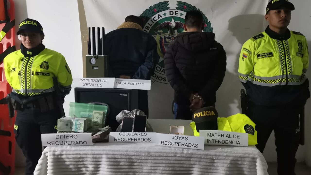 Estos capturados se hicieron pasaron como policías para robar una casa en La Calera, se llevaron elementos y dinero efectivo por un valor de $150 millones.
