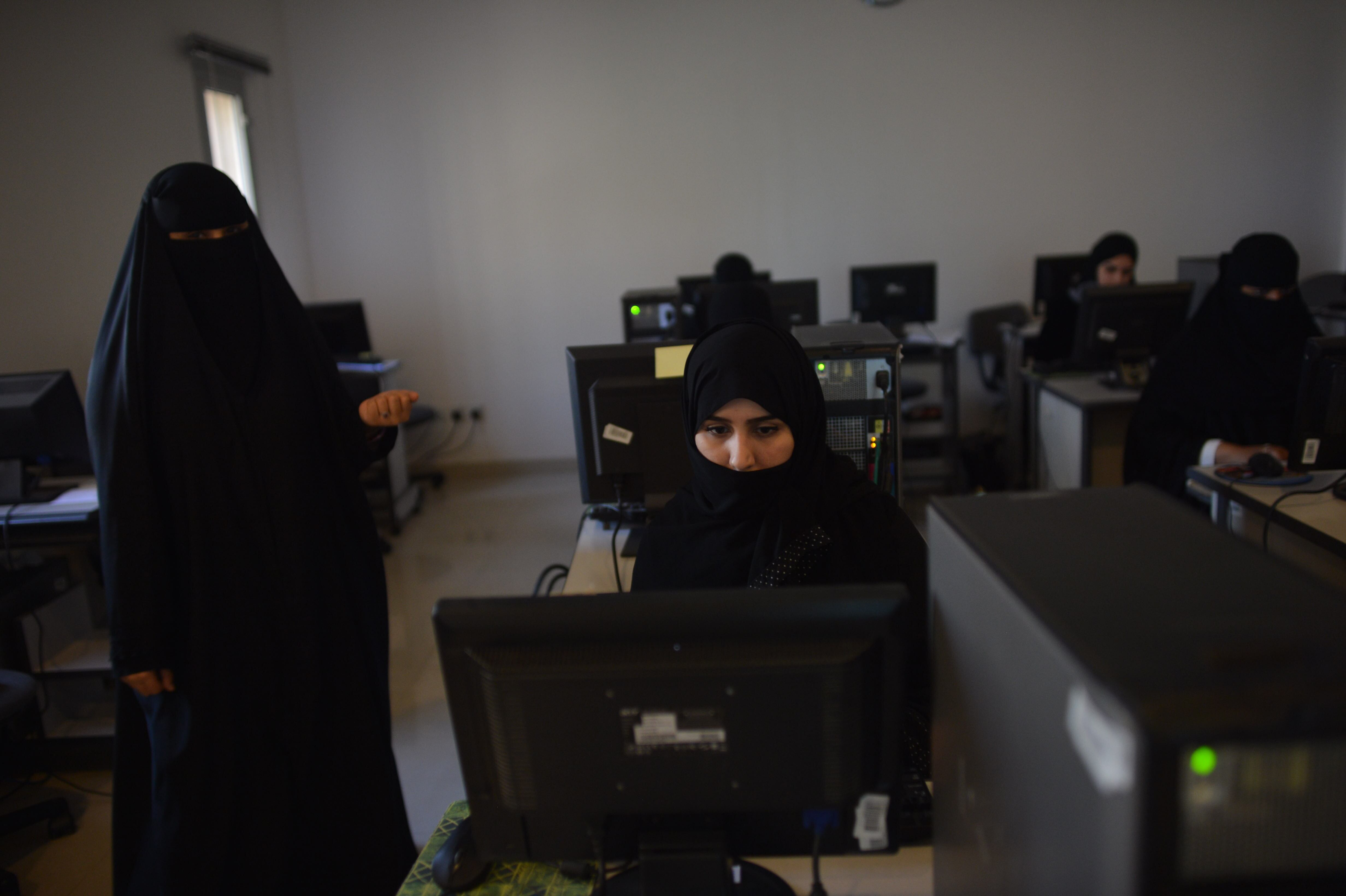 Los colegios han tomado serias medidas en la prohibición de algunas vestimentas de tipo religioso en el país