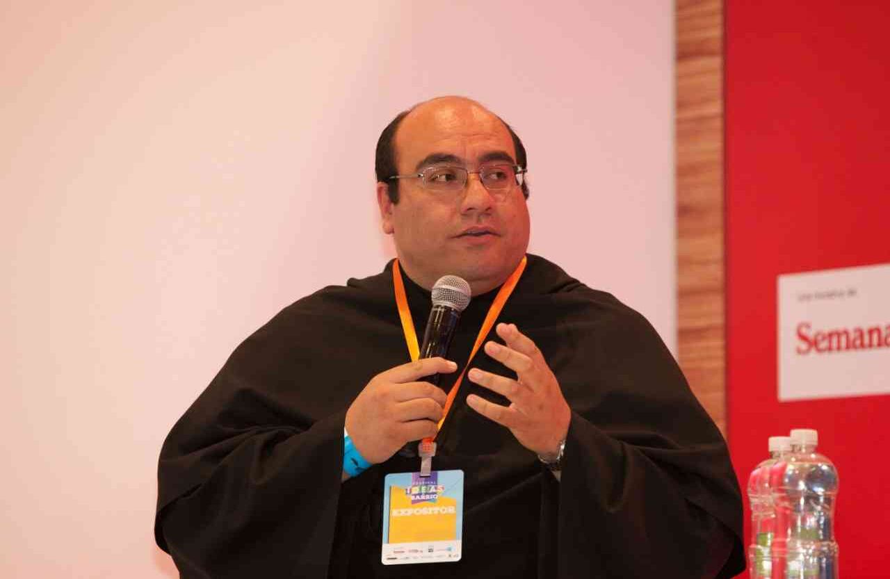 La última charla del día, 'Los retos de educar en un mundo incierto', contó con la participación de Marc Cabalé, rector del Liceo Francés; Víctor Alberto Gómez, vicerrector del Gimnasio Moderno; y el padre Germán Rodríguez, rector del Liceo Cervantes El Retiro.