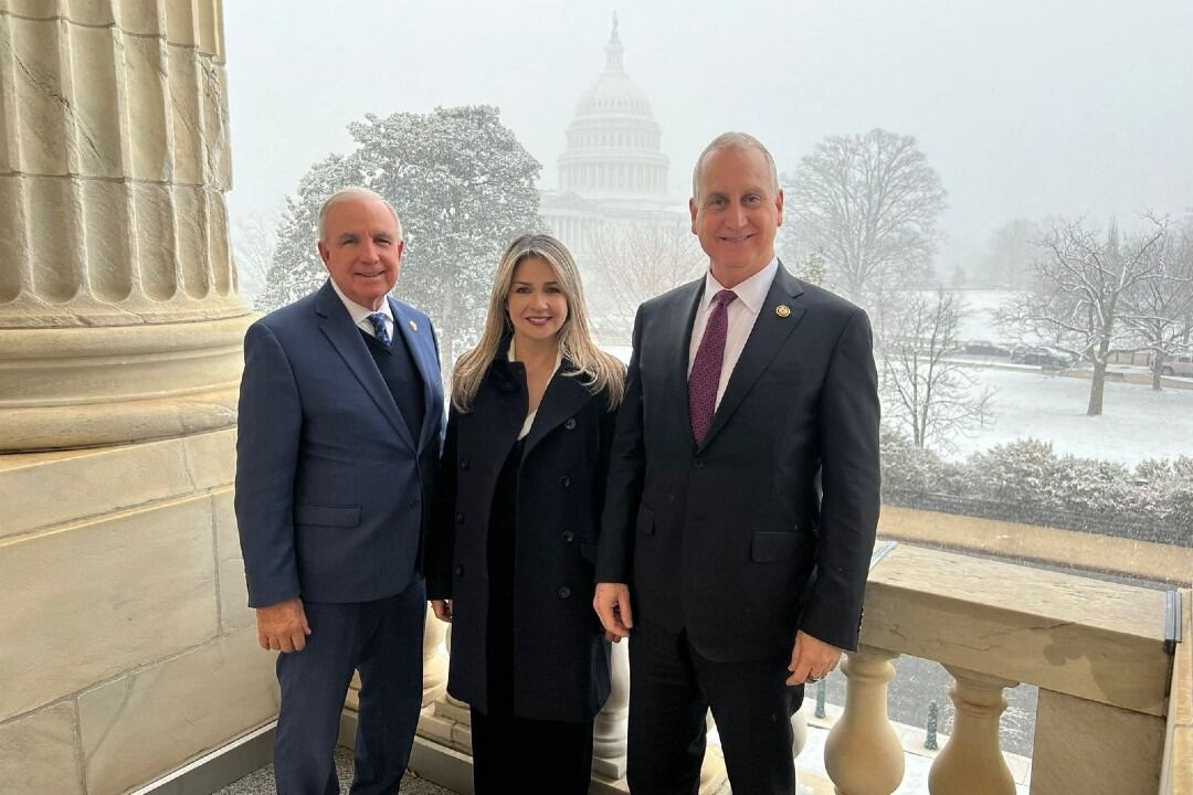 Los congresistas de Estados Unidos Carlos Gimenez y Mario Díaz con la precandidata presidencial Vicky Dávila.