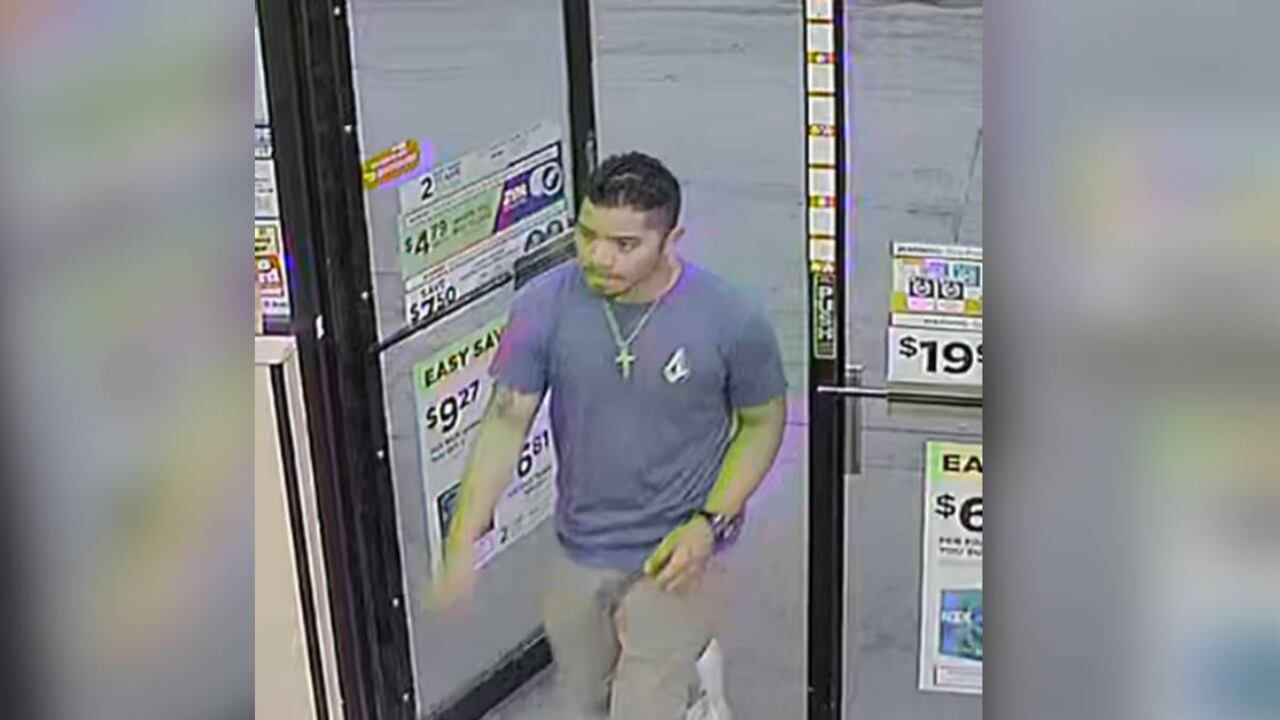 Según medios locales, la pareja se logró salvar de mayores daños luego de que el hombre no pudiera encontrar un encendedor para prenderles fuego.