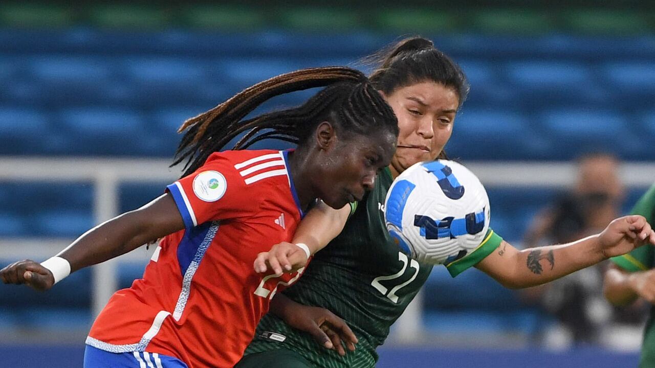 Mary Valencia (izquierda) de Chile y Brandy Flores (derecha) de Bolivia compiten por el balón durante su partido de fútbol de primera ronda de la Copa América Femenina en el estadio Pascual Guerrero en Cali, Colombia, el 17 de julio de 2022.