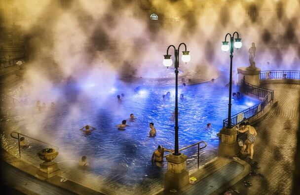 Ganador en la categoría "Lugares": "Bathing in Budapest" (Tomando un baño en Budapest)  Lugar: Budapest, Hungría  Fotografía y leyenda por Triston Yeo/Concurso de fotografía National Geographic 2014