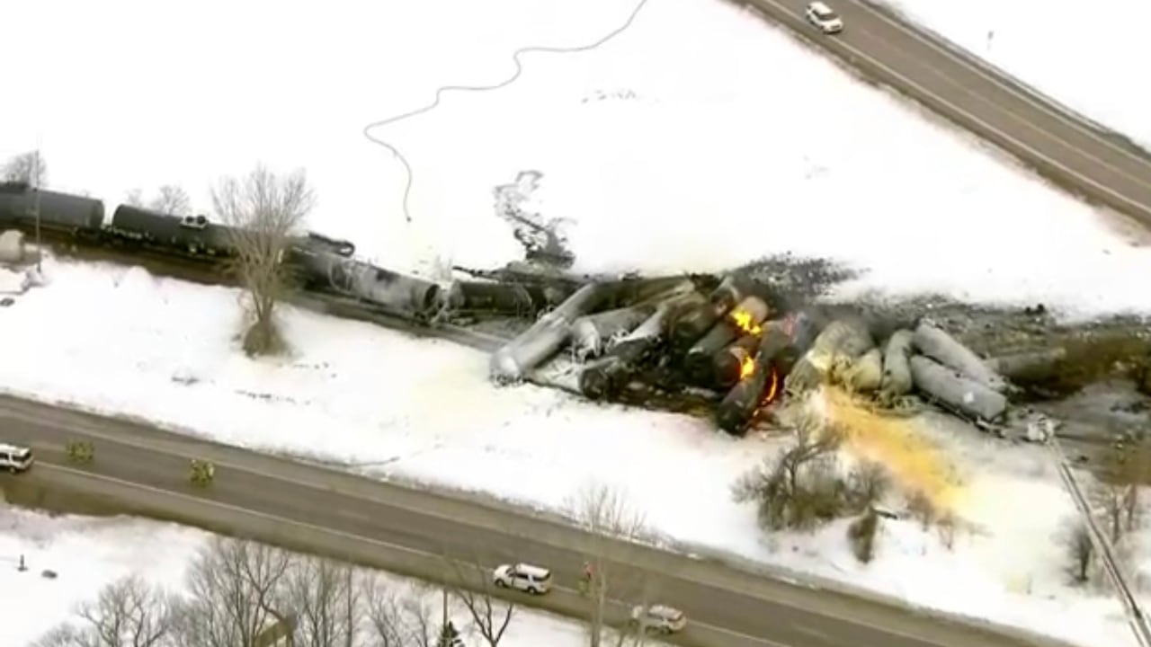 Esta foto proporcionada por KSTP, el personal de emergencia responde a la escena del descarrilamiento de un tren la madrugada del jueves 30 de marzo de 2023 en Raymond, Min. (KSTP via AP)