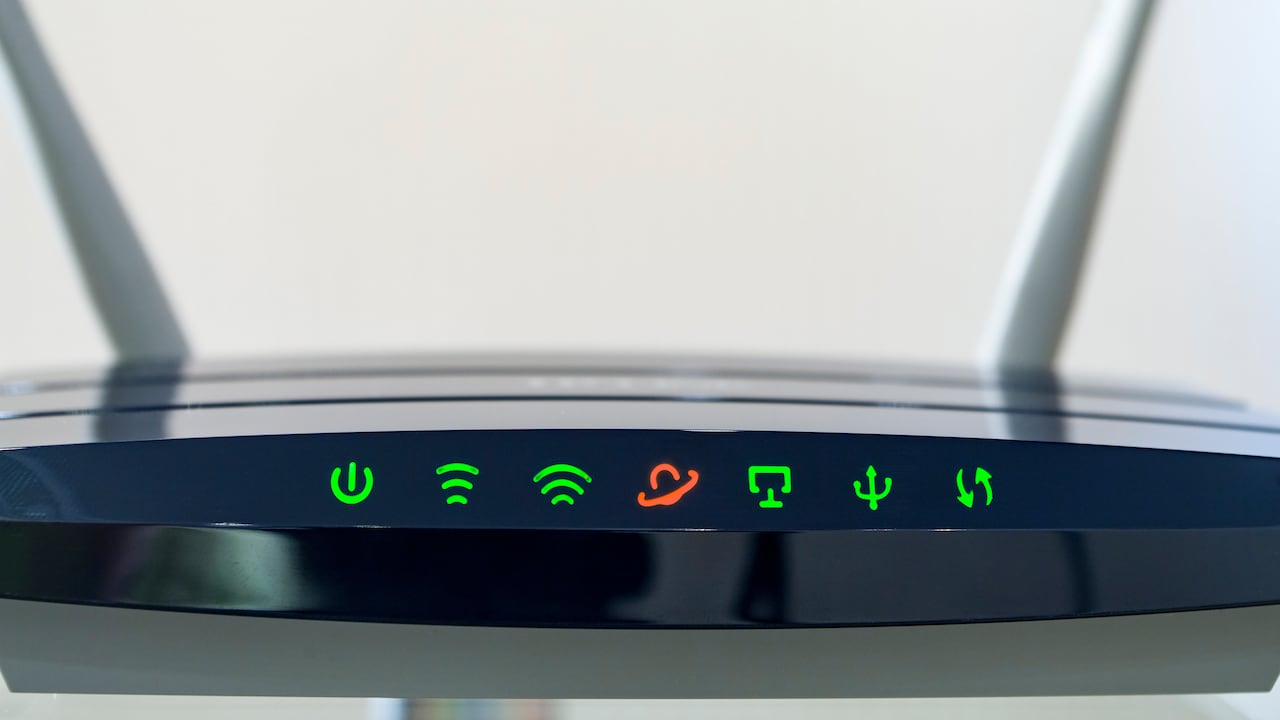 El router wifi tiene diversas luces de colores.