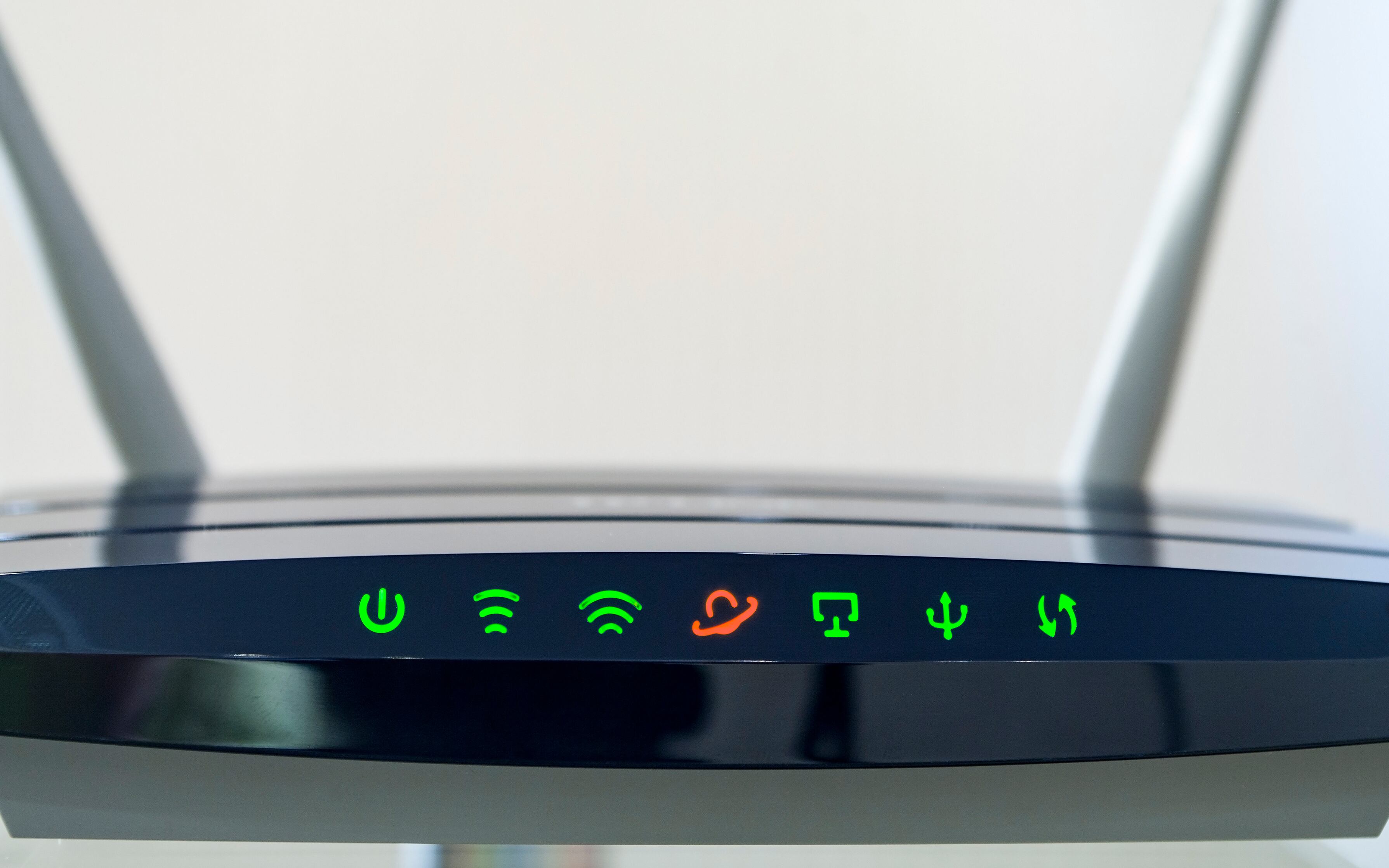El router wifi tiene diversas luces de colores.