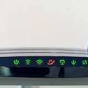 El router wifi tiene diversas luces de colores.