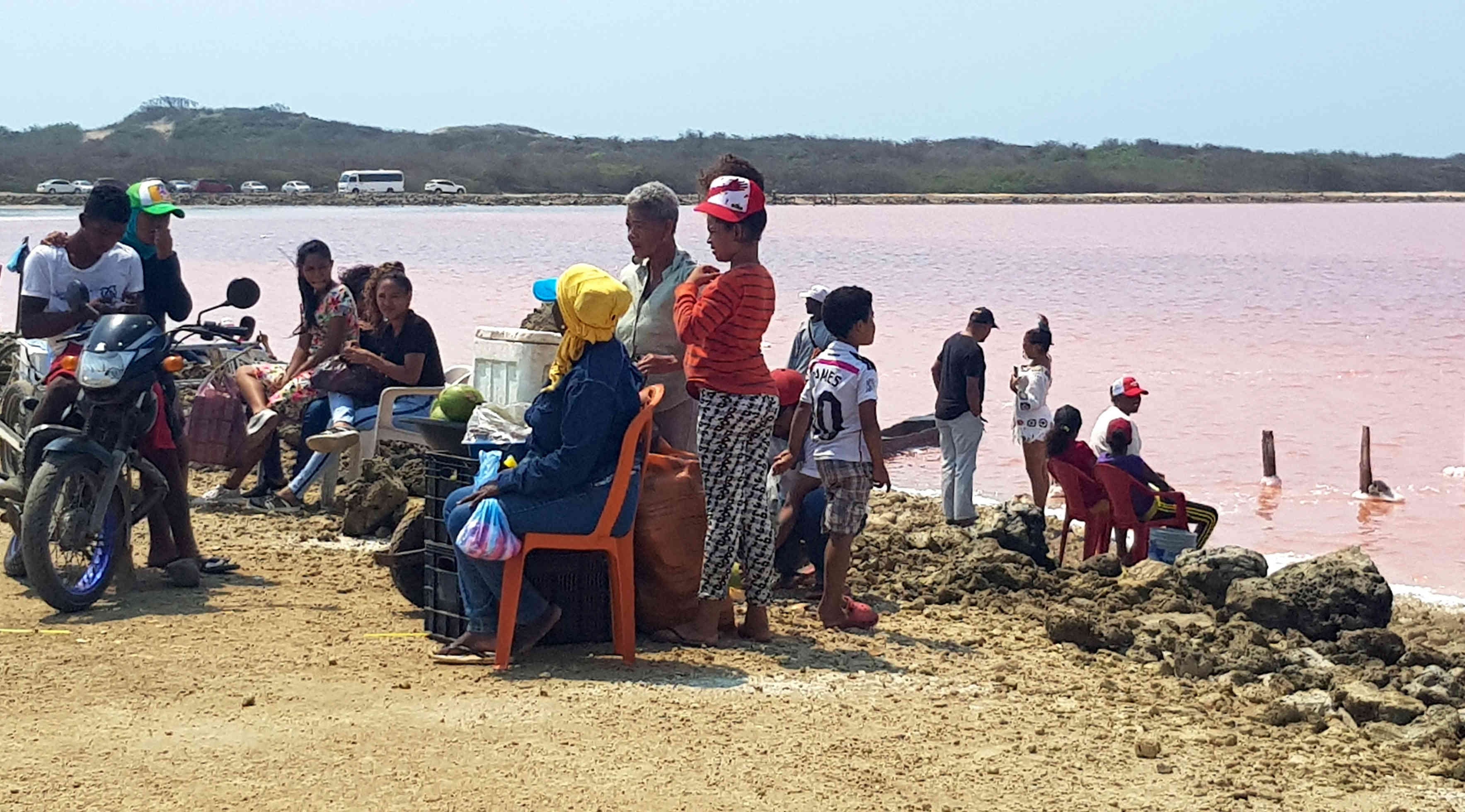 A lo largo de la orilla de las charcas pueden encontrarse diferentes bebidas, amasijos y postres que, de manera temporal, ayudan a generar recursos para las familias de Galerazamba.