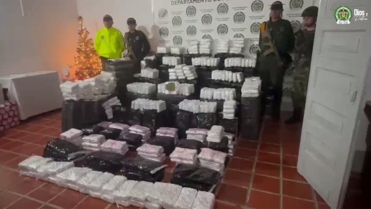 No le cabía ni un paquete más: descubren camioneta con placas falsas que transportaba marihuana en Antioquia