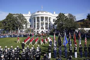 El presidente Joe Biden y el primer ministro de Australia, Anthony Albanese, observan el desfile del Cuerpo de Pífanos y Tambores de la Vieja Guardia del Ejército de los Estados Unidos durante una ceremonia de llegada del Estado en el jardín sur de la Casa Blanca en Washington, el miércoles 25 de octubre de 2023. 