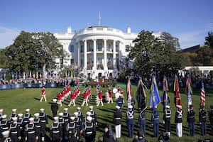 El presidente Joe Biden y el primer ministro de Australia, Anthony Albanese, observan el desfile del Cuerpo de Pífanos y Tambores de la Vieja Guardia del Ejército de los Estados Unidos durante una ceremonia de llegada del Estado en el jardín sur de la Casa Blanca en Washington, el miércoles 25 de octubre de 2023.