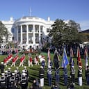 El presidente Joe Biden y el primer ministro de Australia, Anthony Albanese, observan el desfile del Cuerpo de Pífanos y Tambores de la Vieja Guardia del Ejército de los Estados Unidos durante una ceremonia de llegada del Estado en el jardín sur de la Casa Blanca en Washington, el miércoles 25 de octubre de 2023.