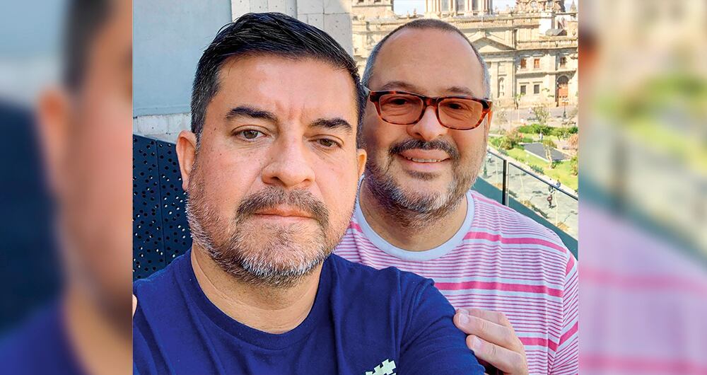 Camilo Perdomo y Juan VelozaLlevan 22 años juntos y se casaron por lo civil.