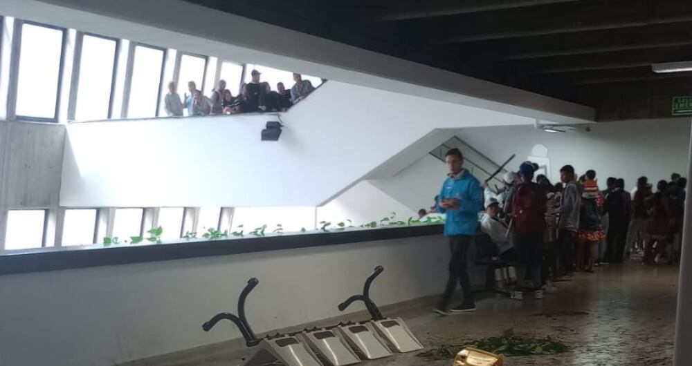 Indígenas desplazados de Chocó se tomaron las instalaciones de la Alcaldía de Medellín.