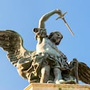 Estatua de San Miguel en la cima del Castel Sant'Angelo en Roma, Italia.