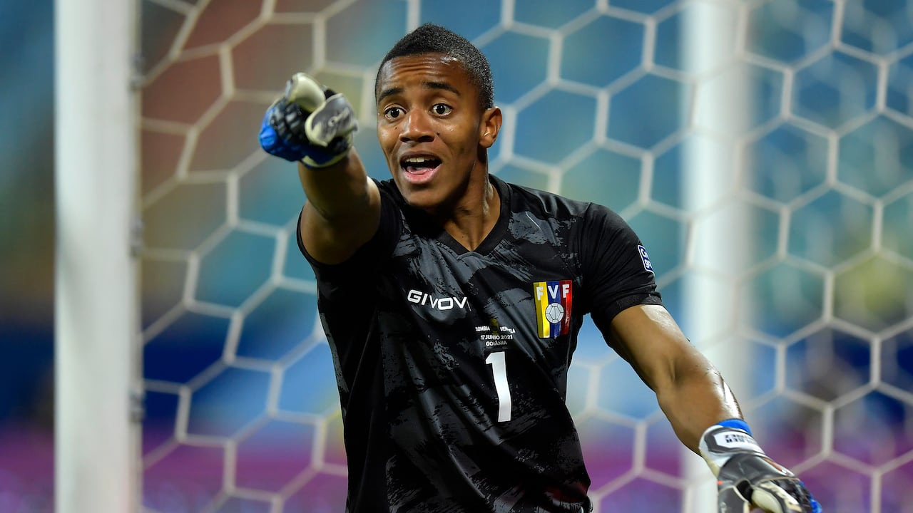 El arquero venezolano tendrá la oportunidad de volver a ser titular en el Lens.