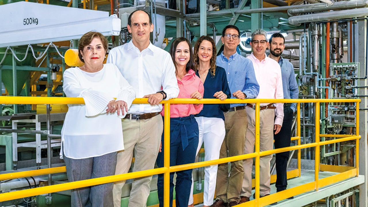 De izquierda a derecha:María Álix Orduz, asesora de la gerencia general; Juan Carlos Henao Ramos, gerente general; Paola Andrea Rozo, gerente comercial; Angélica Ospina, gerente de mercados y commodities portagraneles; Andrés Felipe Fuentes, gerente financiero y de contraloría; José Fernando Chacón, gerente de producción y proyectos, y Juan Felipe Reina, gerente de logística.