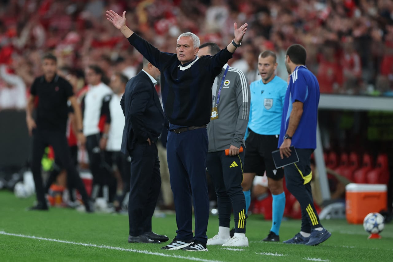 El entrenador portugués del Fenerbahce, José Mourinho, reacciona durante el partido de vuelta de la Liga de Campeones de la UEFA entre el SL Benfica y el Fenerbahce en el estadio Luz de Lisboa el 27 de agosto de 2025. (Foto de PATRICIA DE MELO MOREIRA / AFP)