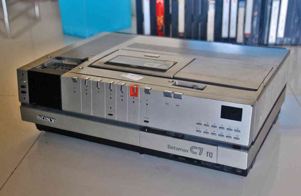 9. Betamax/VHS. El Betamax fue la manera como Sony ofreció a sus clientes un equivalente del casete, pero para reproducir películas y videos. Fue el amo y señor del negocio hasta que su competencia, el VHS de JVC, terminó dominando el mercado. La idea era rentar películas o grabar programas de televisión para verlos luego, y en ese sentido fueron precursores de la televisión en demanda. Este aparato dio origen al rebobinador de películas, compañero inseparable del VHS. La aparición del DVD opacó estos aparatos y la última película grabada en ese formato fue Eragon, en 2007.