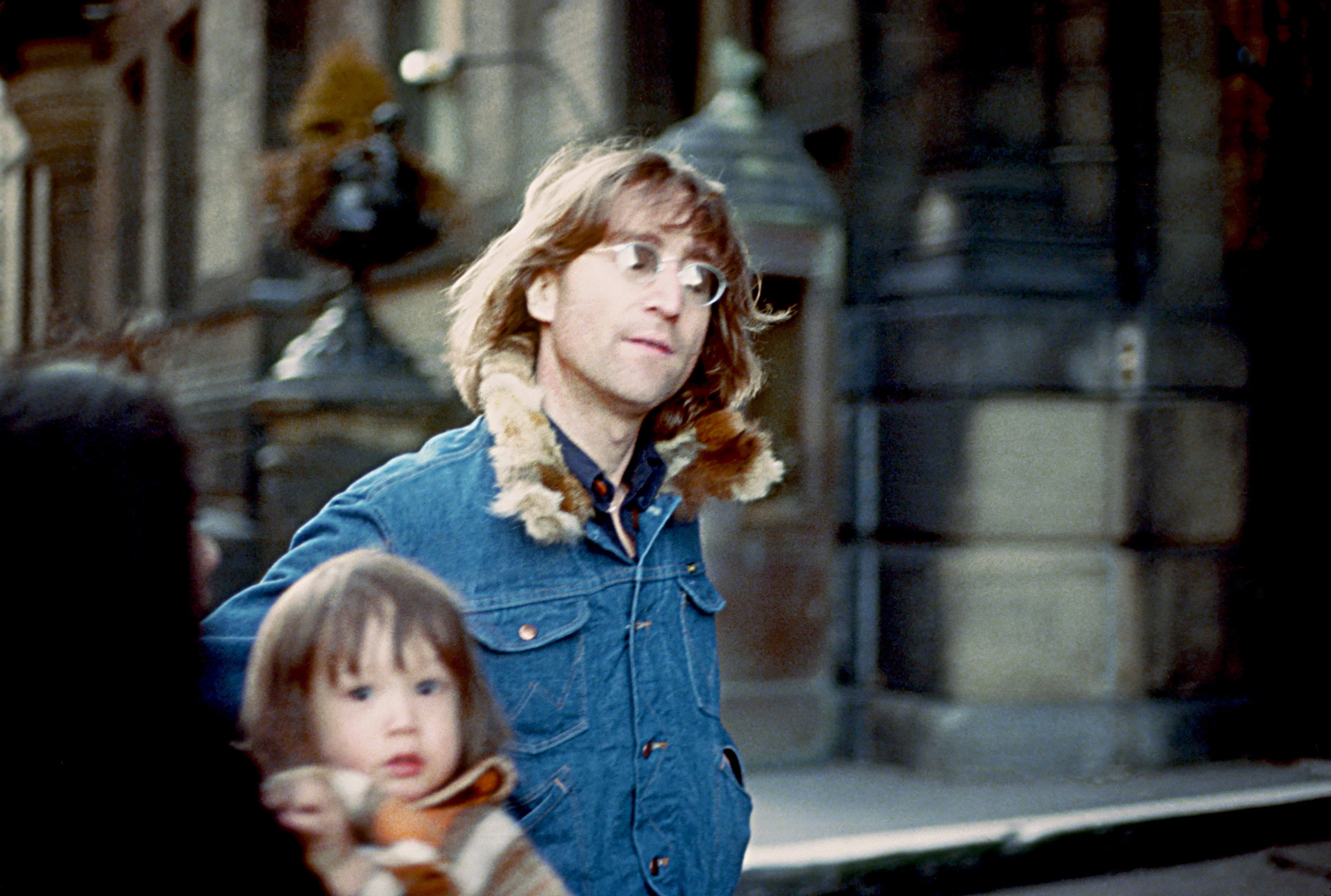 John Lennon y su hijo Sean en 1977.