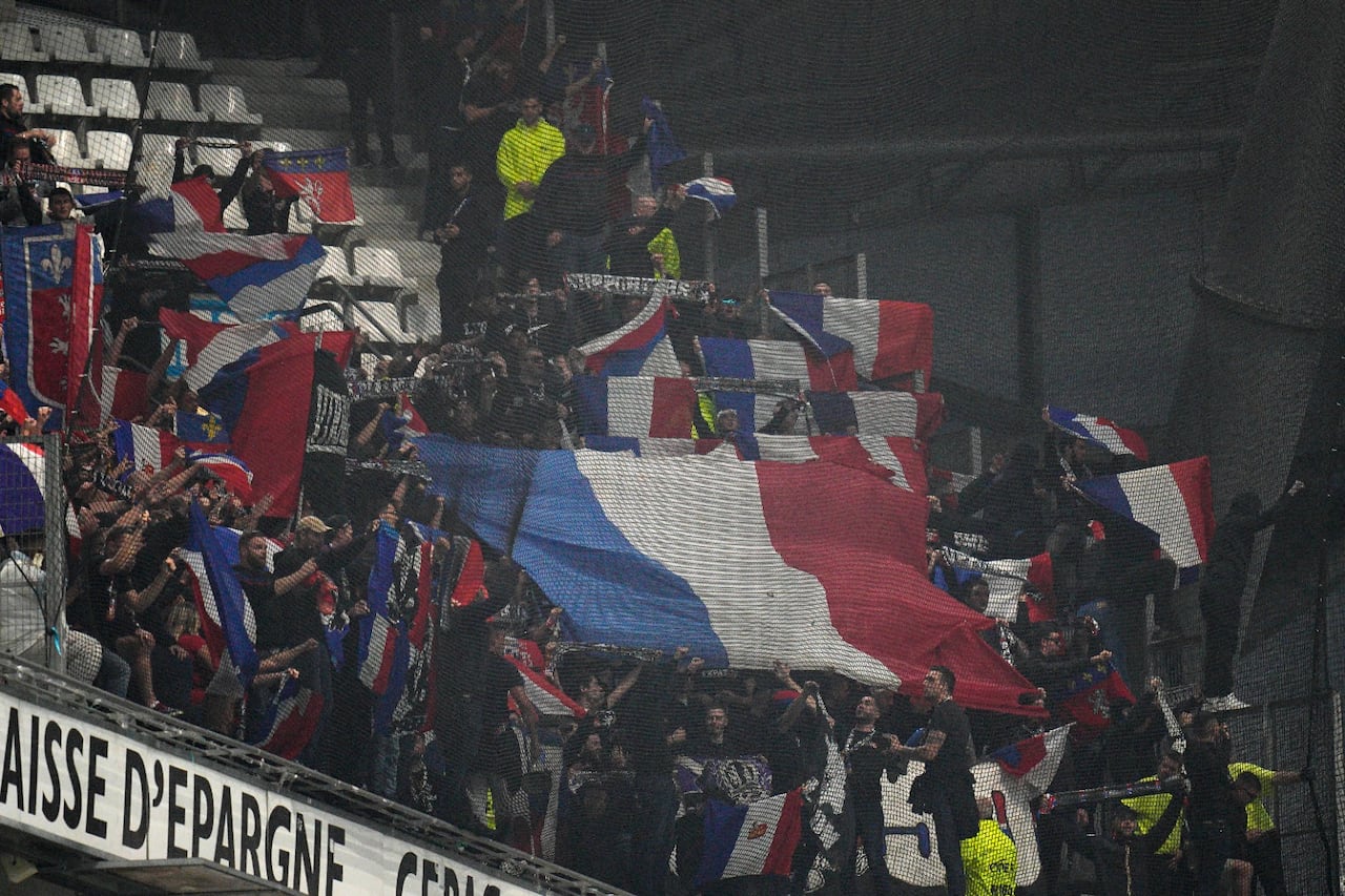 Ultras del Olympique de Marsella causan estragos en el duelo ante el Lyon. Foto: AP