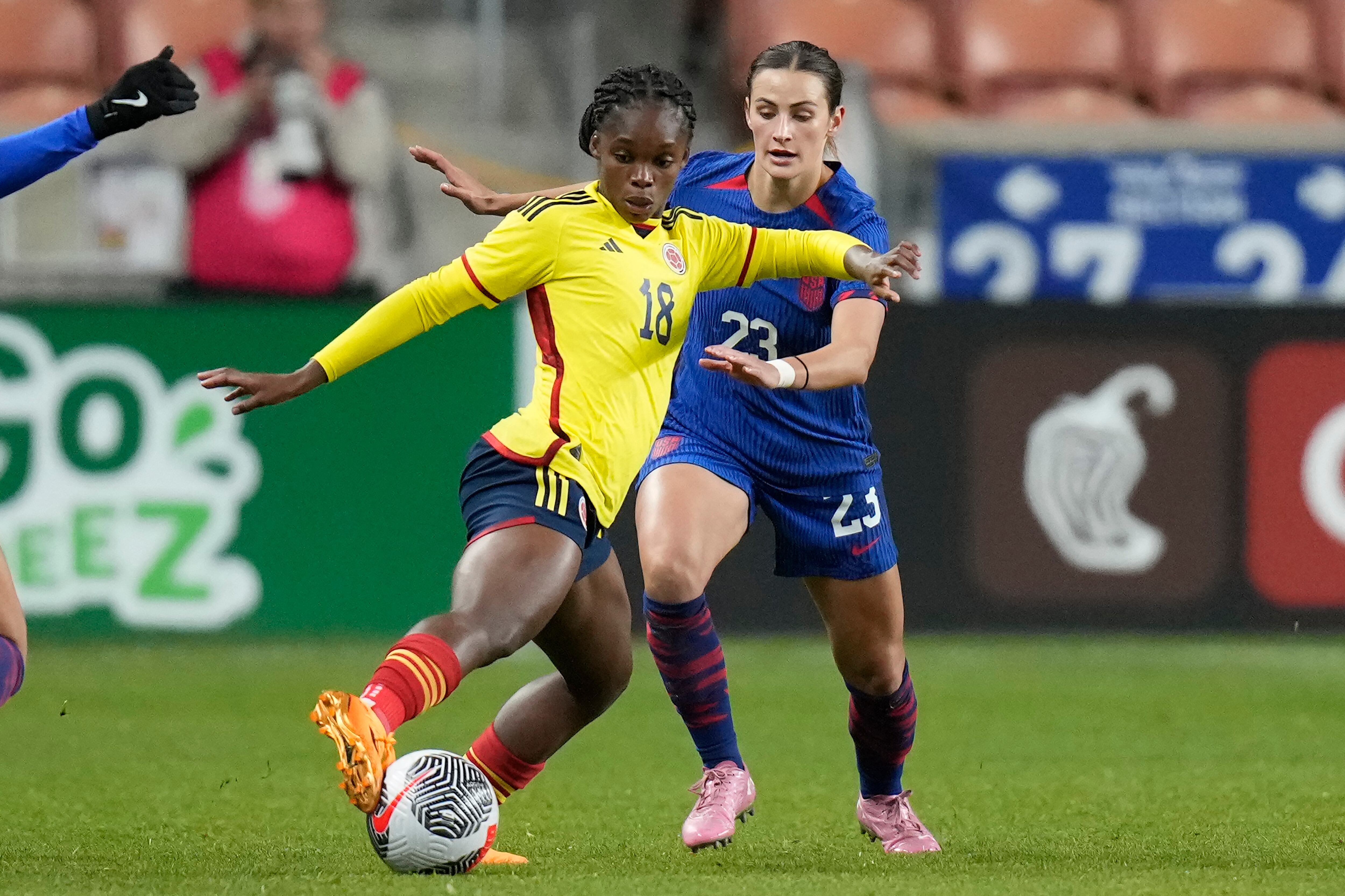La estadounidense Emily Fox (23) defiende contra la delantera colombiana Linda Caicedo (18) durante la primera mitad de un partido amistoso internacional de fútbol el jueves 26 de octubre de 2023 en Sandy, Utah. (Foto AP/Rick Bowmer)