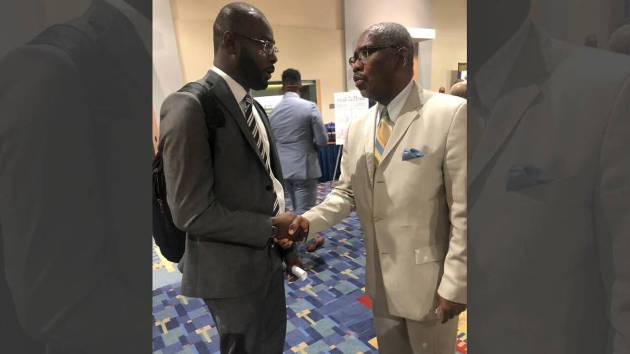 Hugo Tobar con el representante Demócrata Gregory Meeks.