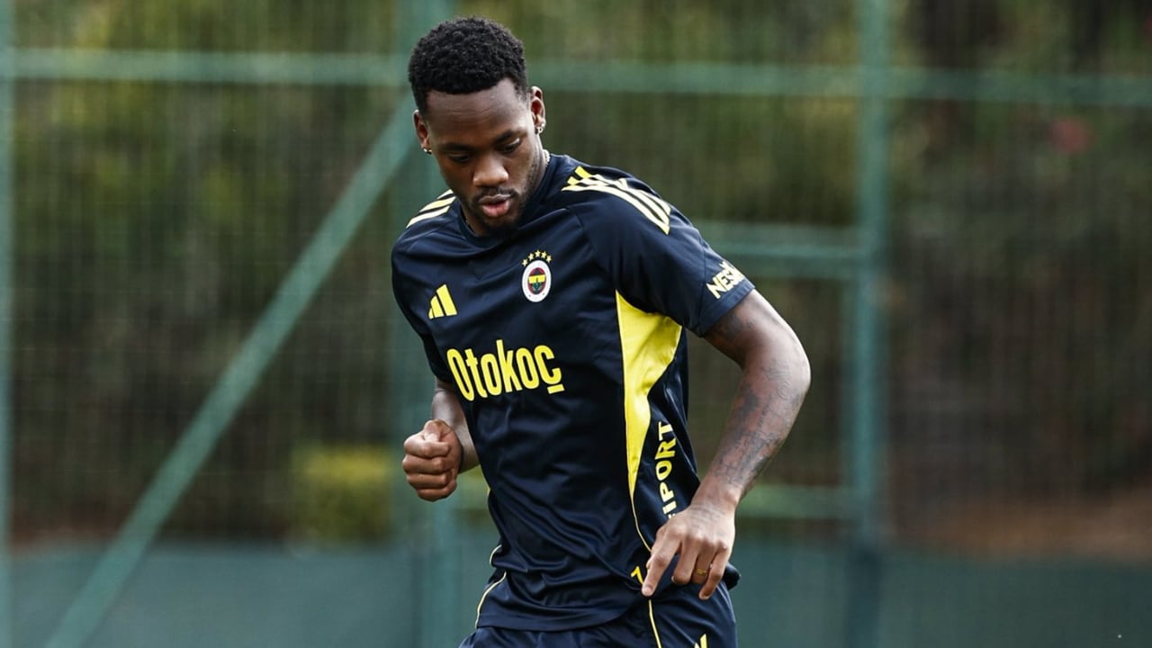 Jhon Jader Durán en un entrenamiento del Fenerbahçe