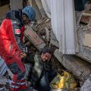 Un hombre suplica a un rescatista que salve a su hermano en Hatay, sureste de Turquía, el 8 de febrero de 2023, dos días después de que un fuerte terremoto azotara la región. (Foto de BULENT KILIC / AFP)
